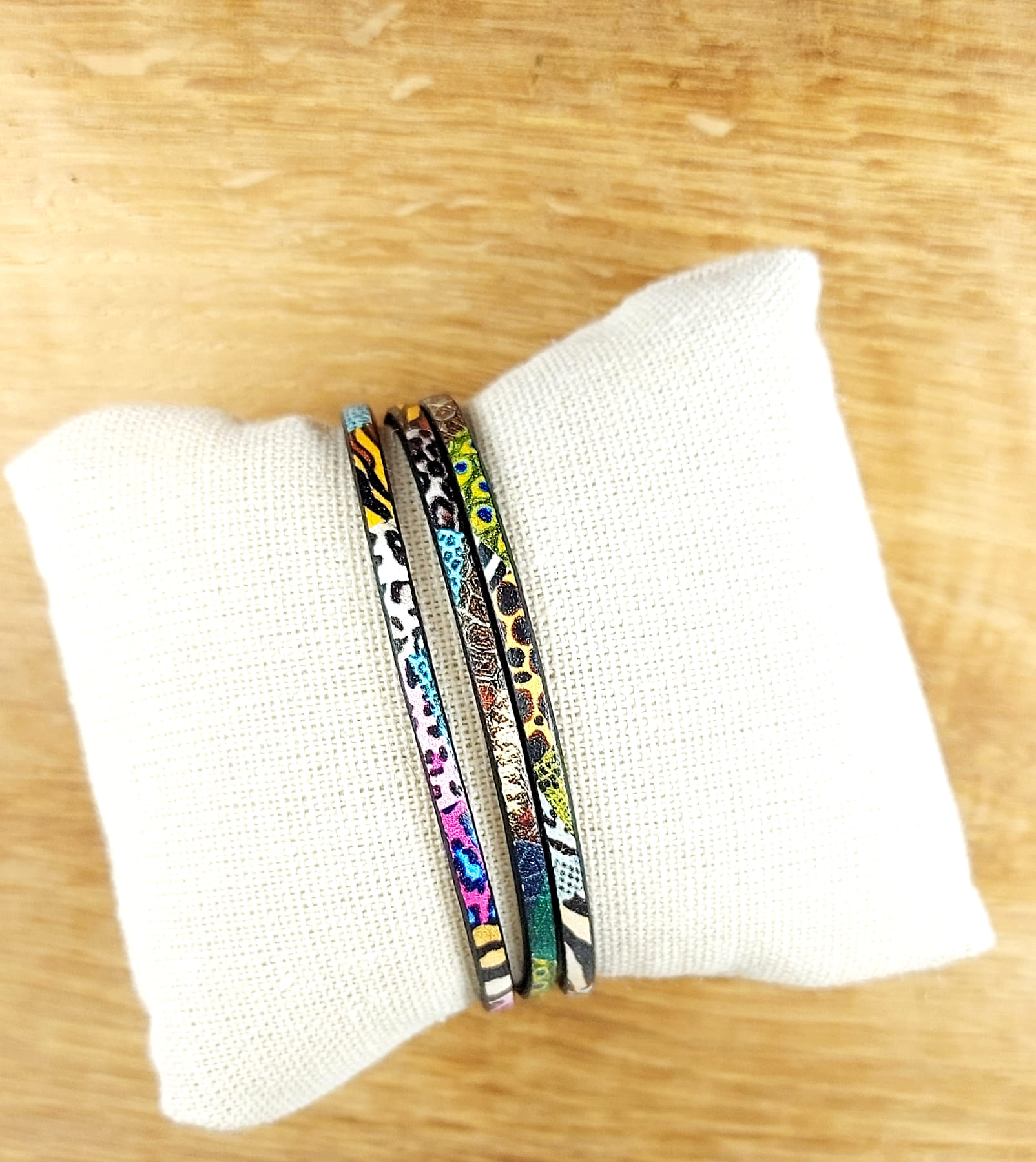 bracelet fin en cuir avec motif animal 3 tours sur présentoir coussin