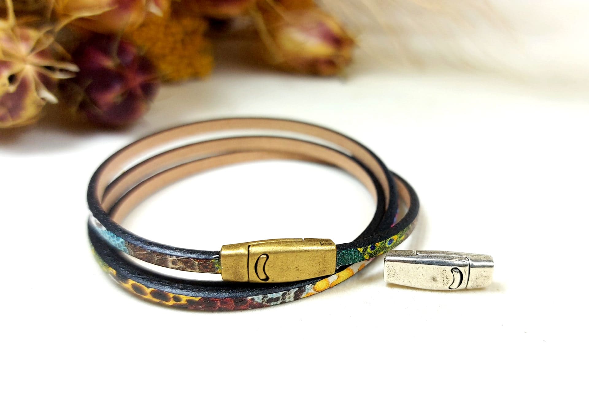 bracelet fin en cuir pour femme avec motif animal fermoir couleur bronze et fermoir couleur argenté
