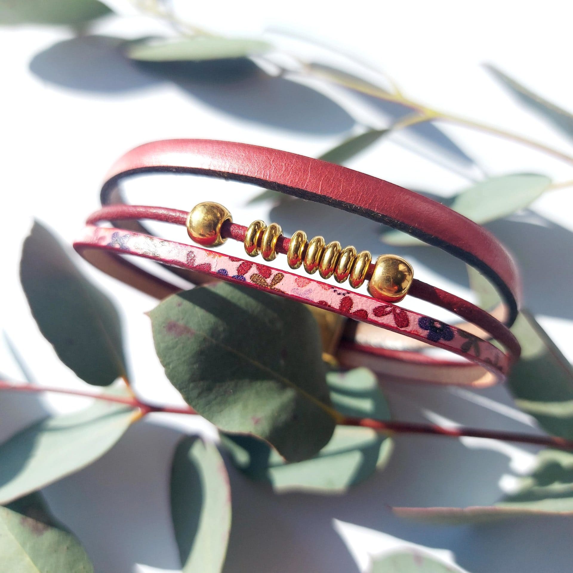 bracelet en cuir pour femme avec perles dorées