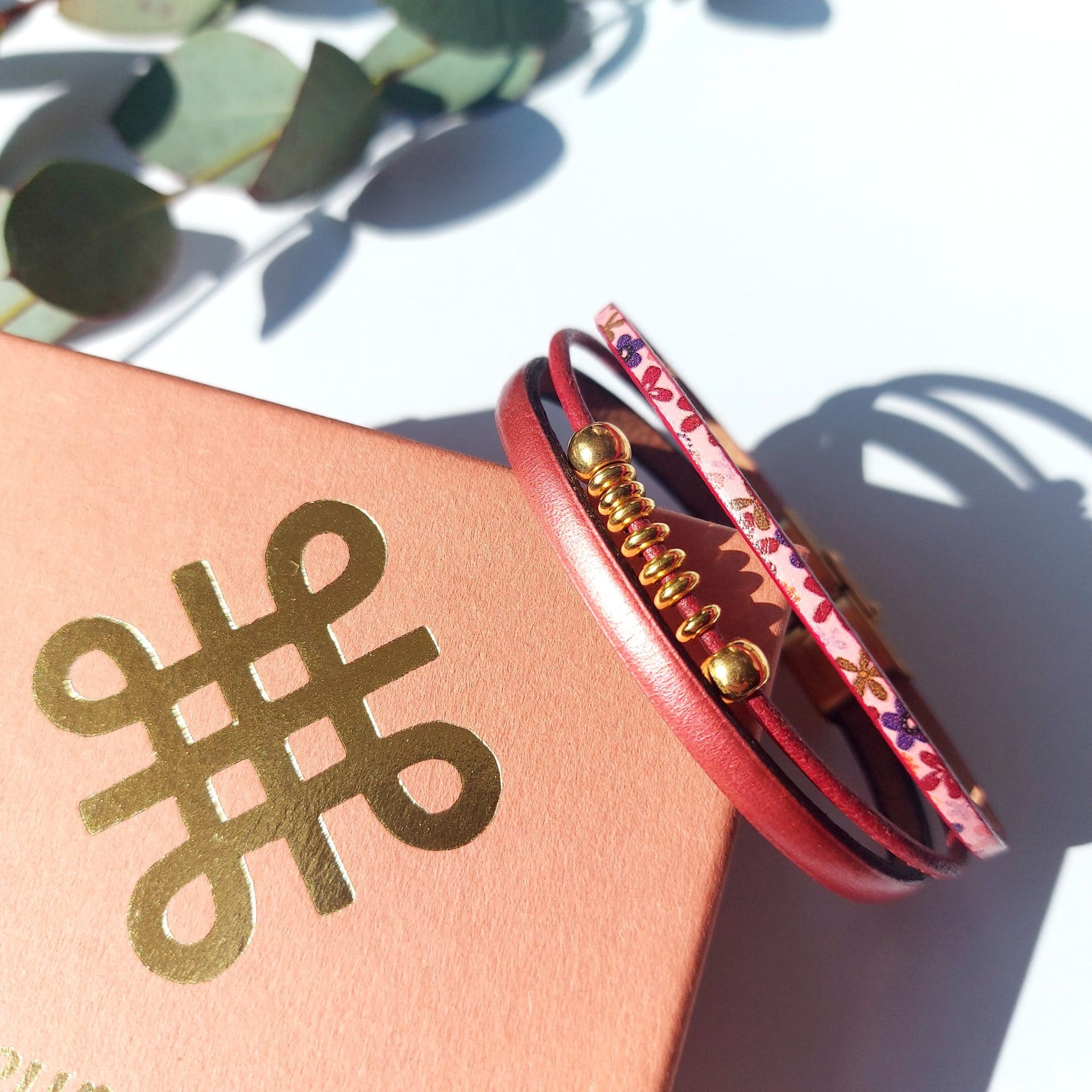 bracelet en cuir pour femme avec perles dorées