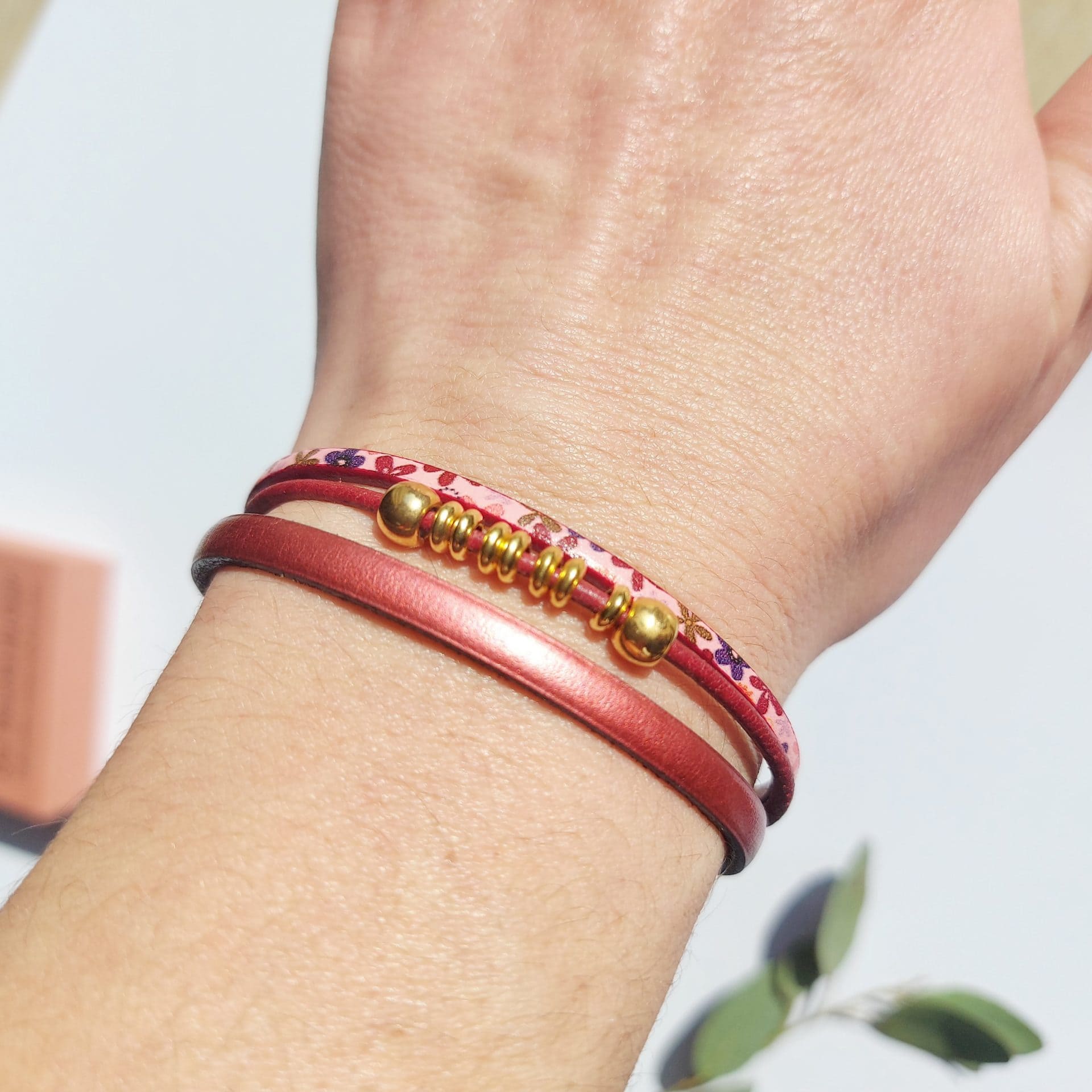 bracelet en cuir pour femme avec perles dorées