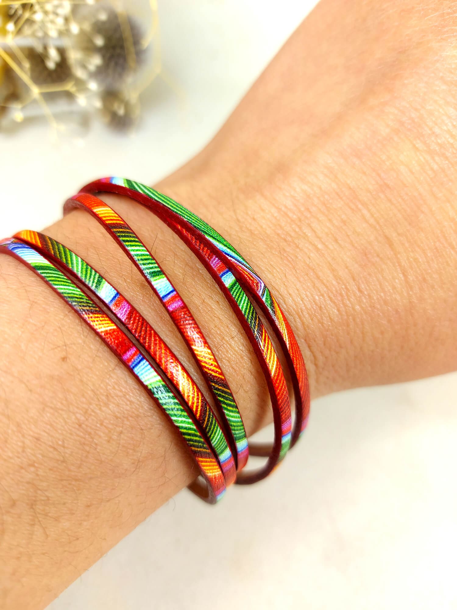 bracelet multicolore rose vert orange porté au poignet 5 lanières