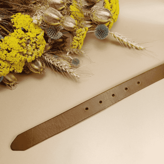 5 trous pour ajuster la ceinture en cuir