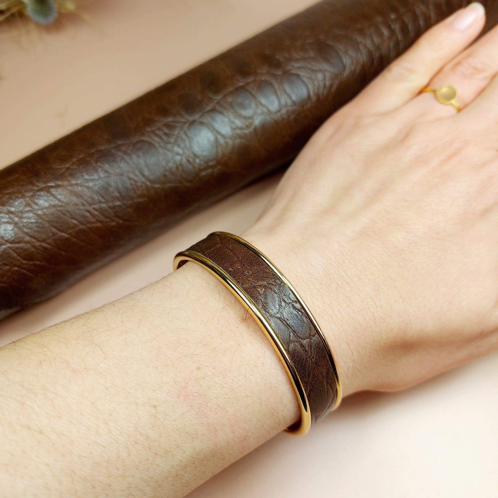 bracelet jonc doré en cuir marron