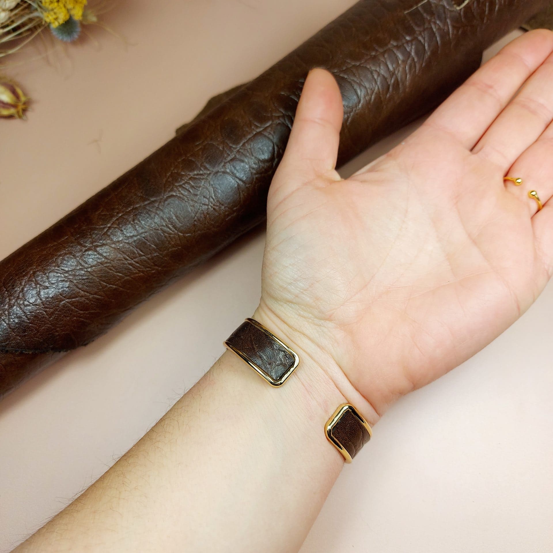 bracelet jonc doré en cuir marron