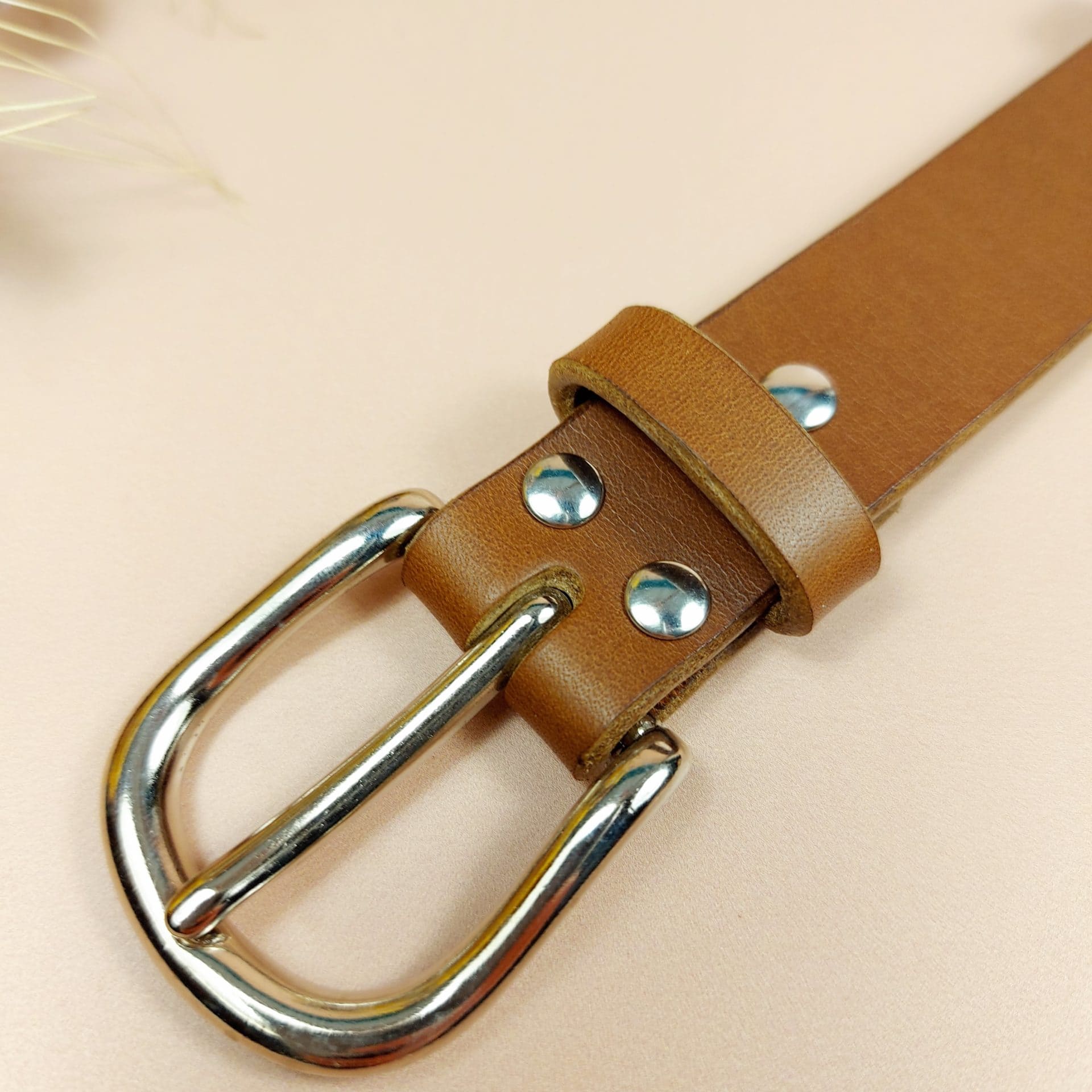 zoom sur boucle de ceinture en cuir marron clair