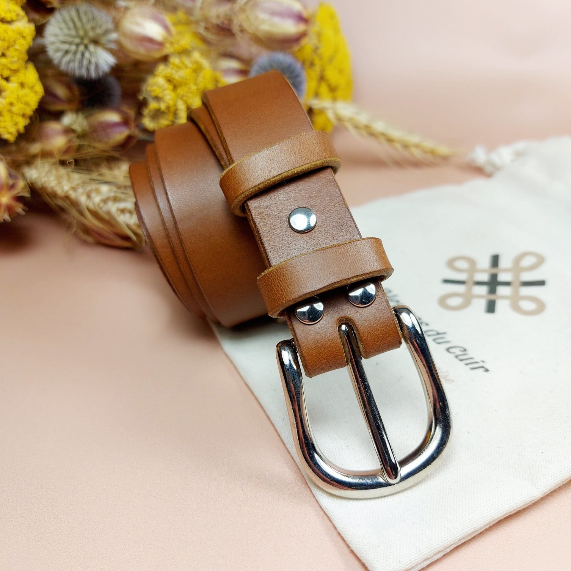 ceinture cuir marron clair avec boucle argentée arrondie