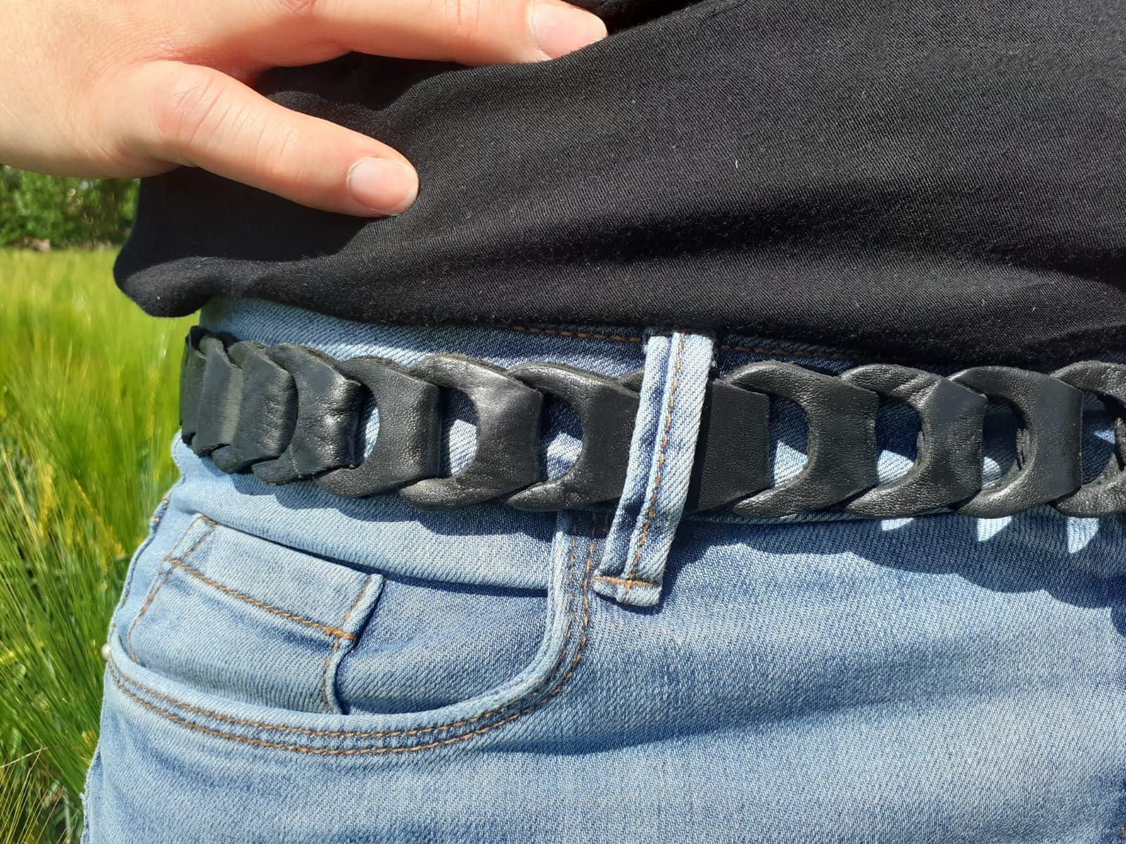 ceinture maillons cuir noir largeur intermédiaire sur passant de pantalon