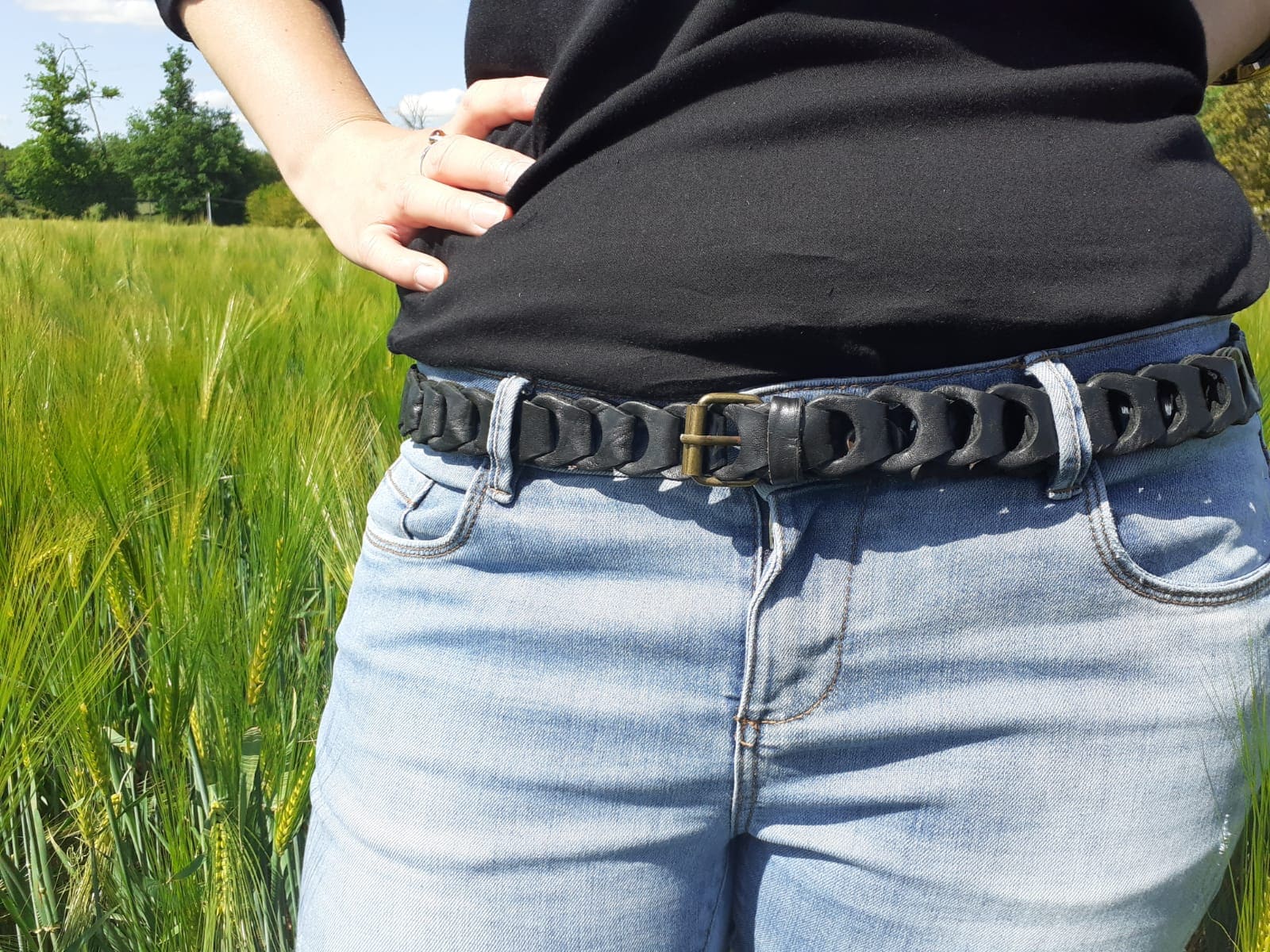 ceinture maillons cuir noir largeur intermédiaire porté sur un pantalon