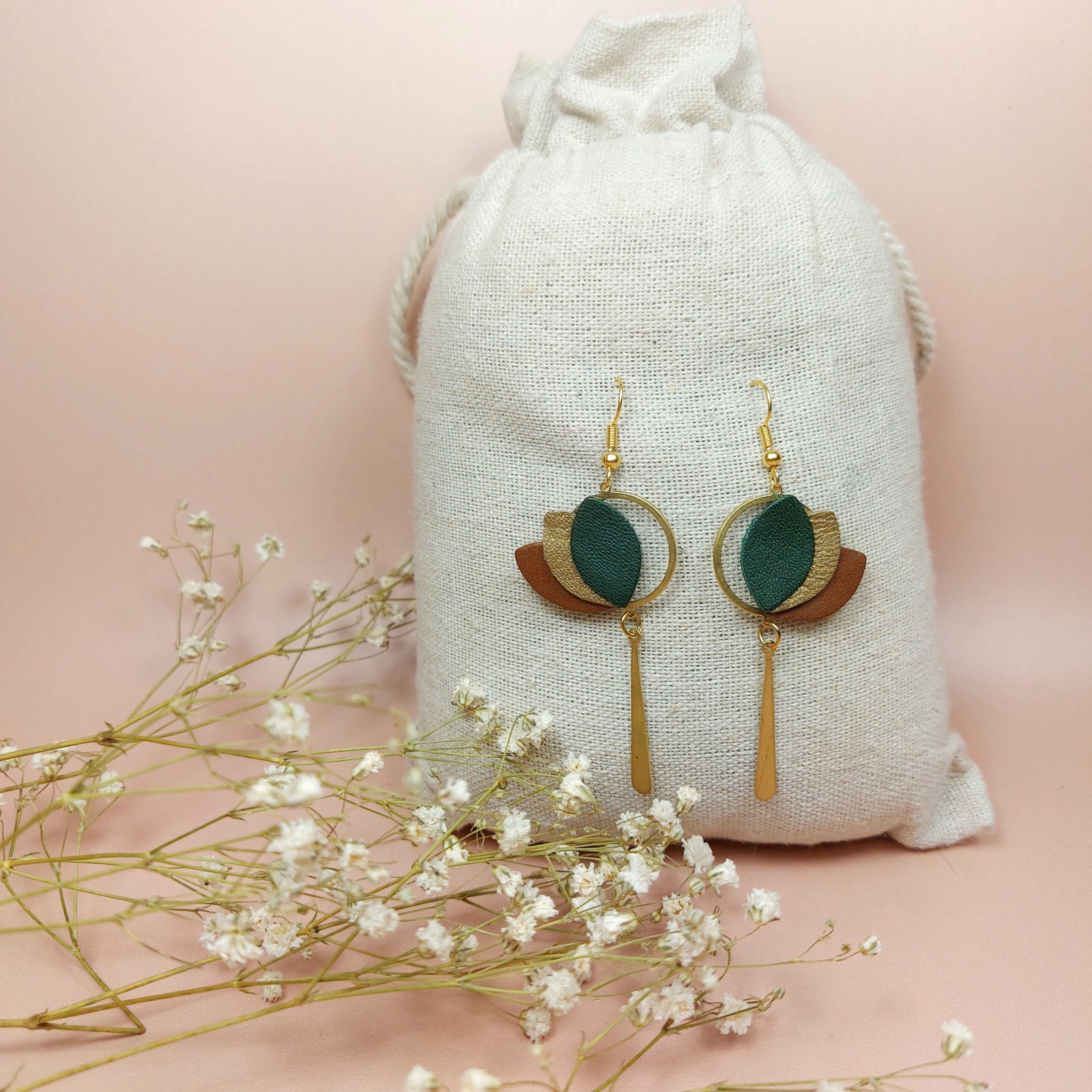 boucles d'oreilles upcyclées pendantes en cuir vert et bronze