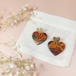 boucles d'oreilles en cuir effet tatouage en forme de coeur