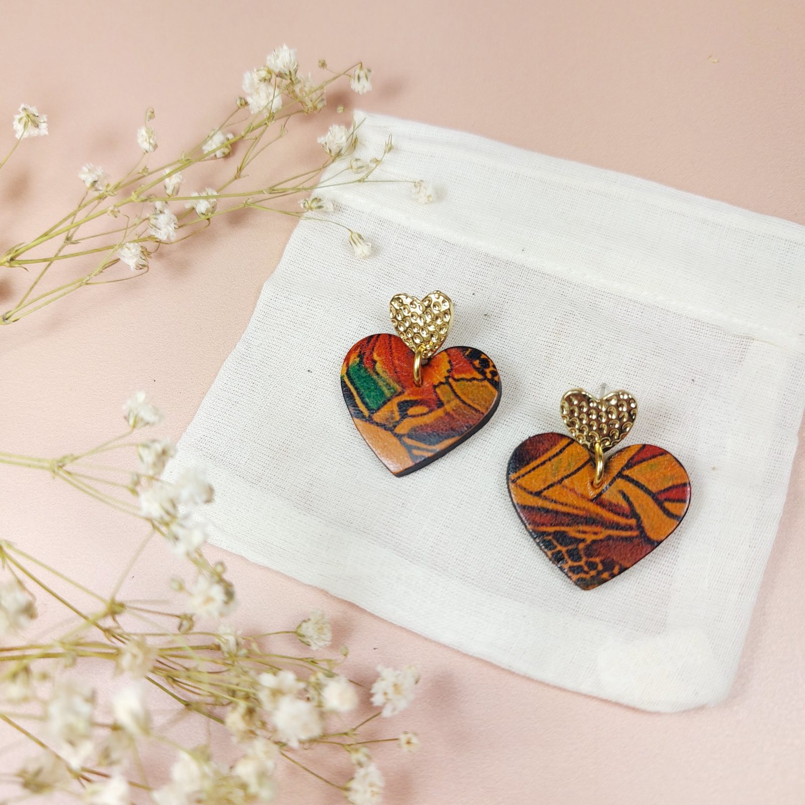 boucles d'oreilles en cuir effet tatouage en forme de coeur