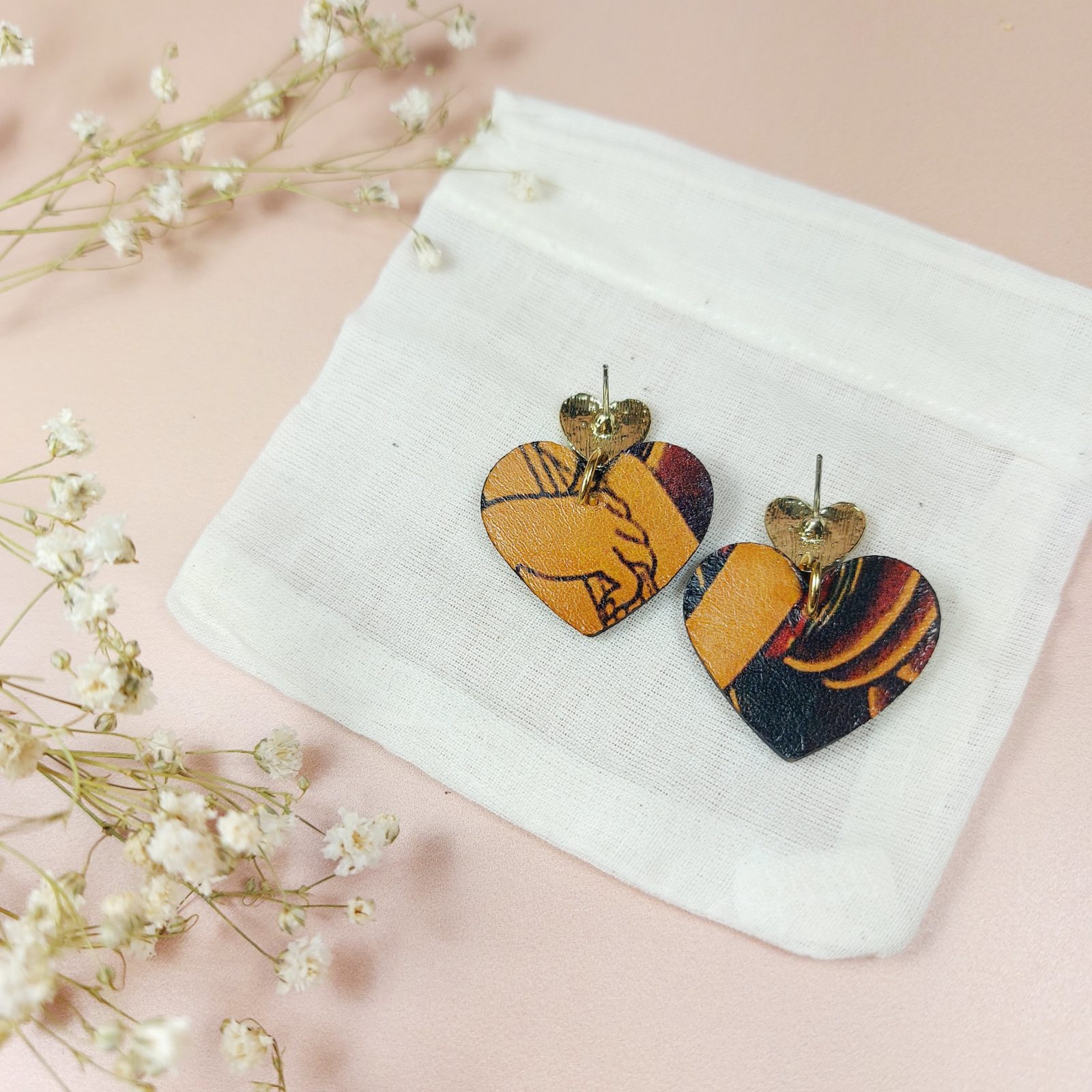 boucles d'oreilles en cuir effet tatouage en forme de coeur