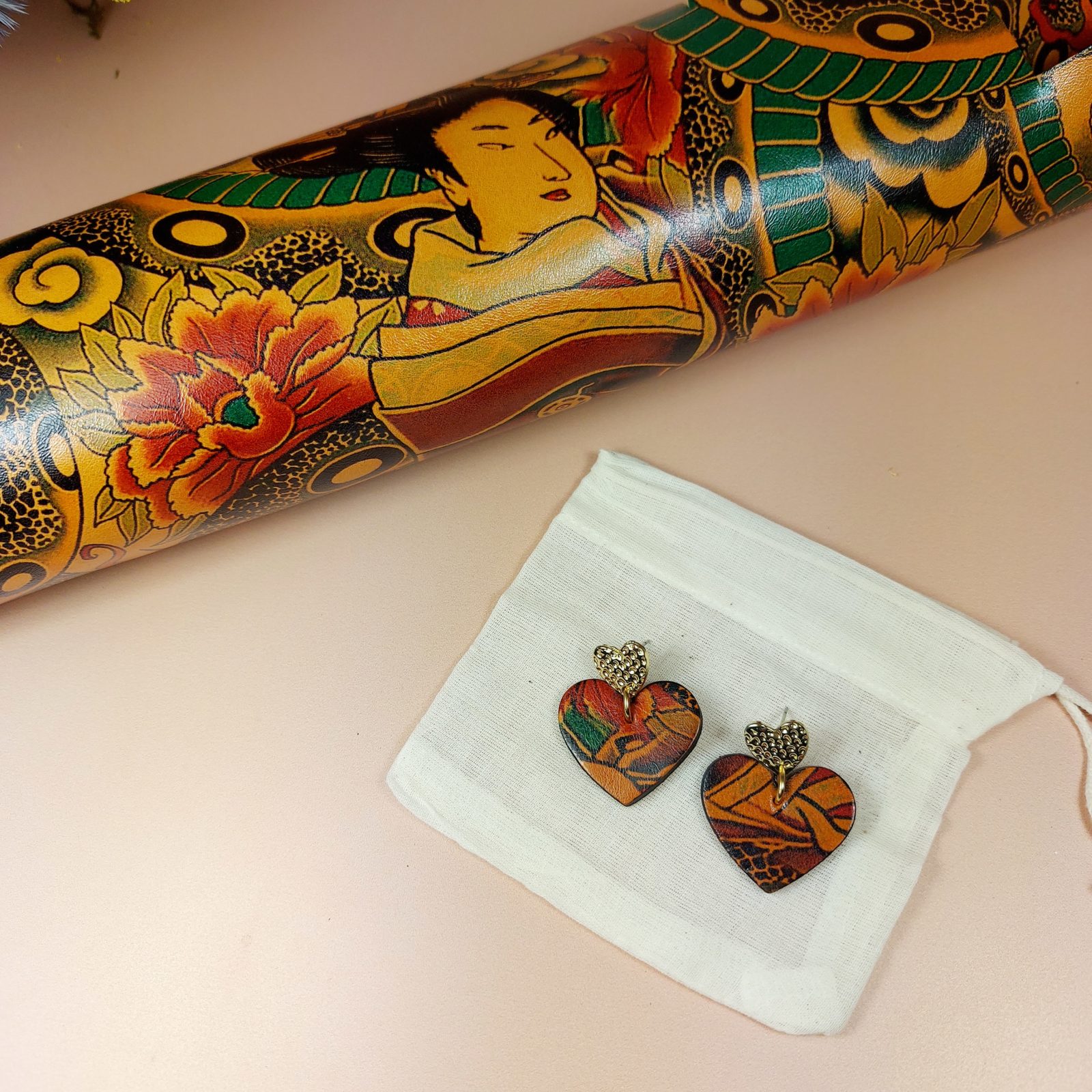 boucles d'oreilles en cuir effet tatouage en forme de coeur