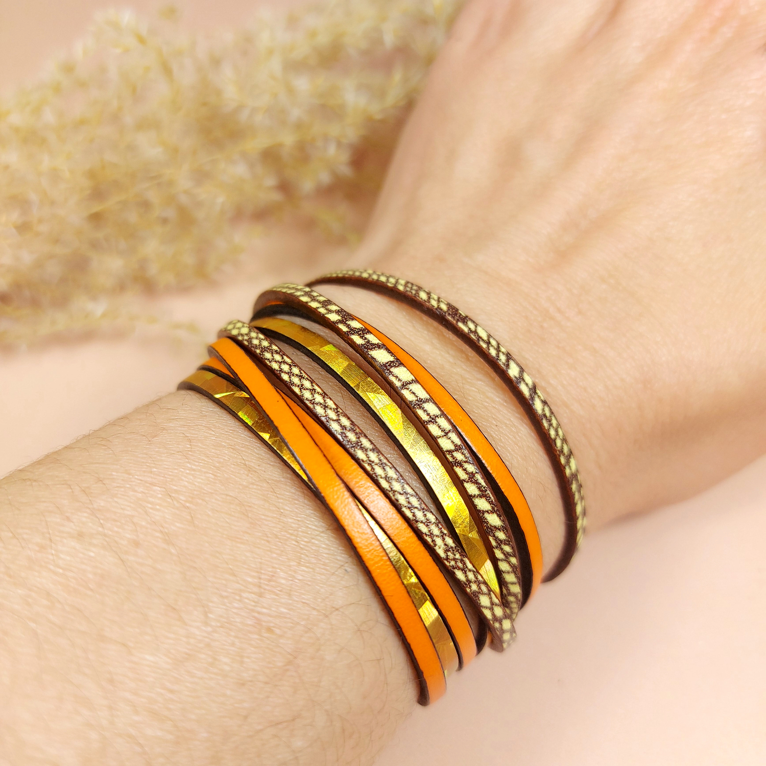 Association bracelet fin multirang en cuir marron spider, cuir orange, cuir holographique doré