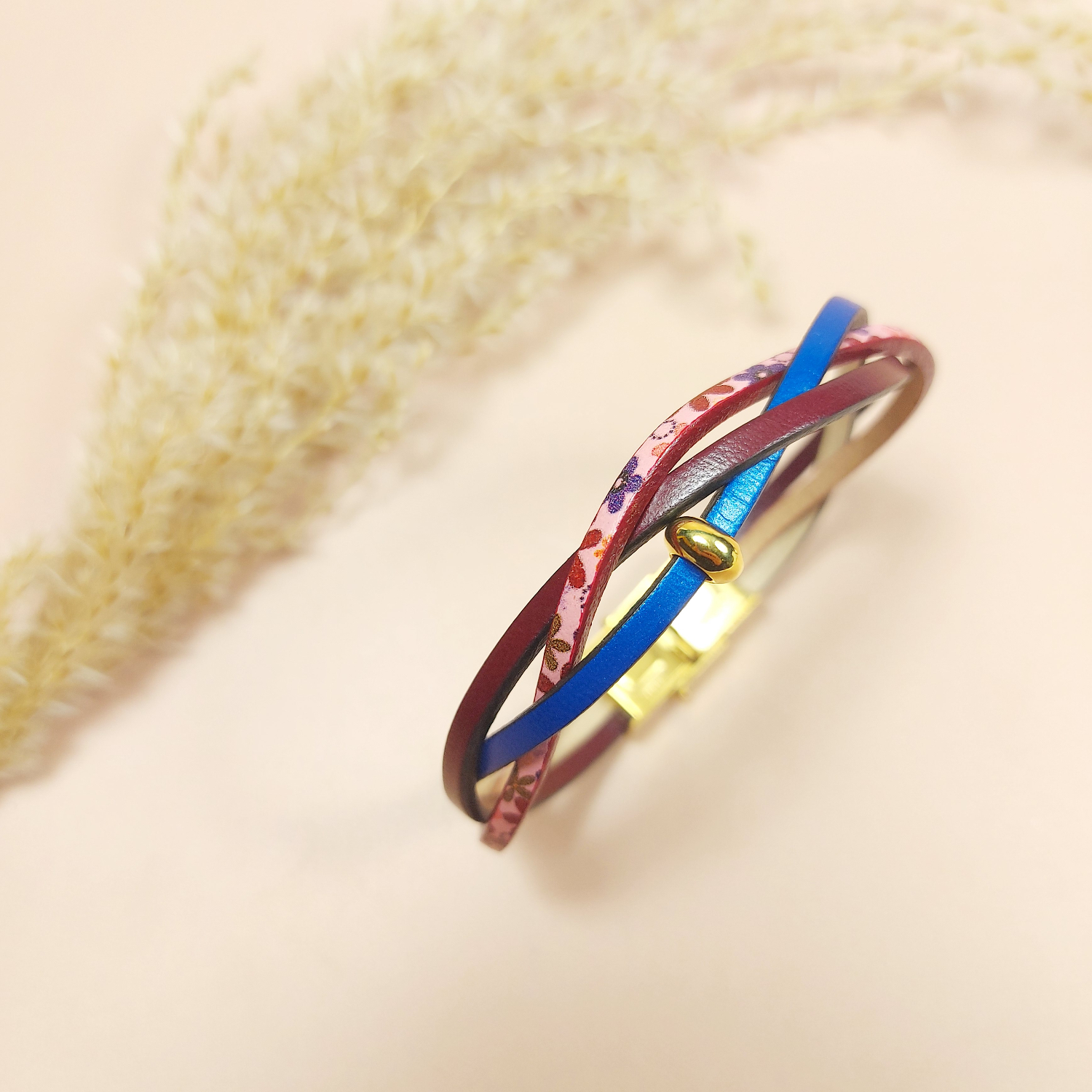 Bracelet entrelacé de cuir 3 lanières bleu prune et fleuri