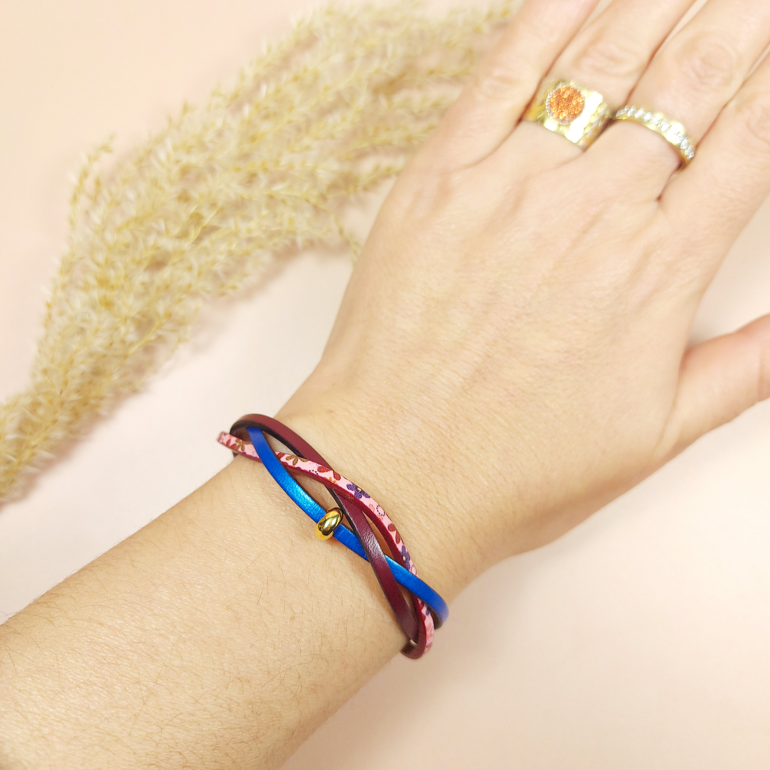 Bracelet entrelacé de cuir 3 lanières bleu prune et fleuri