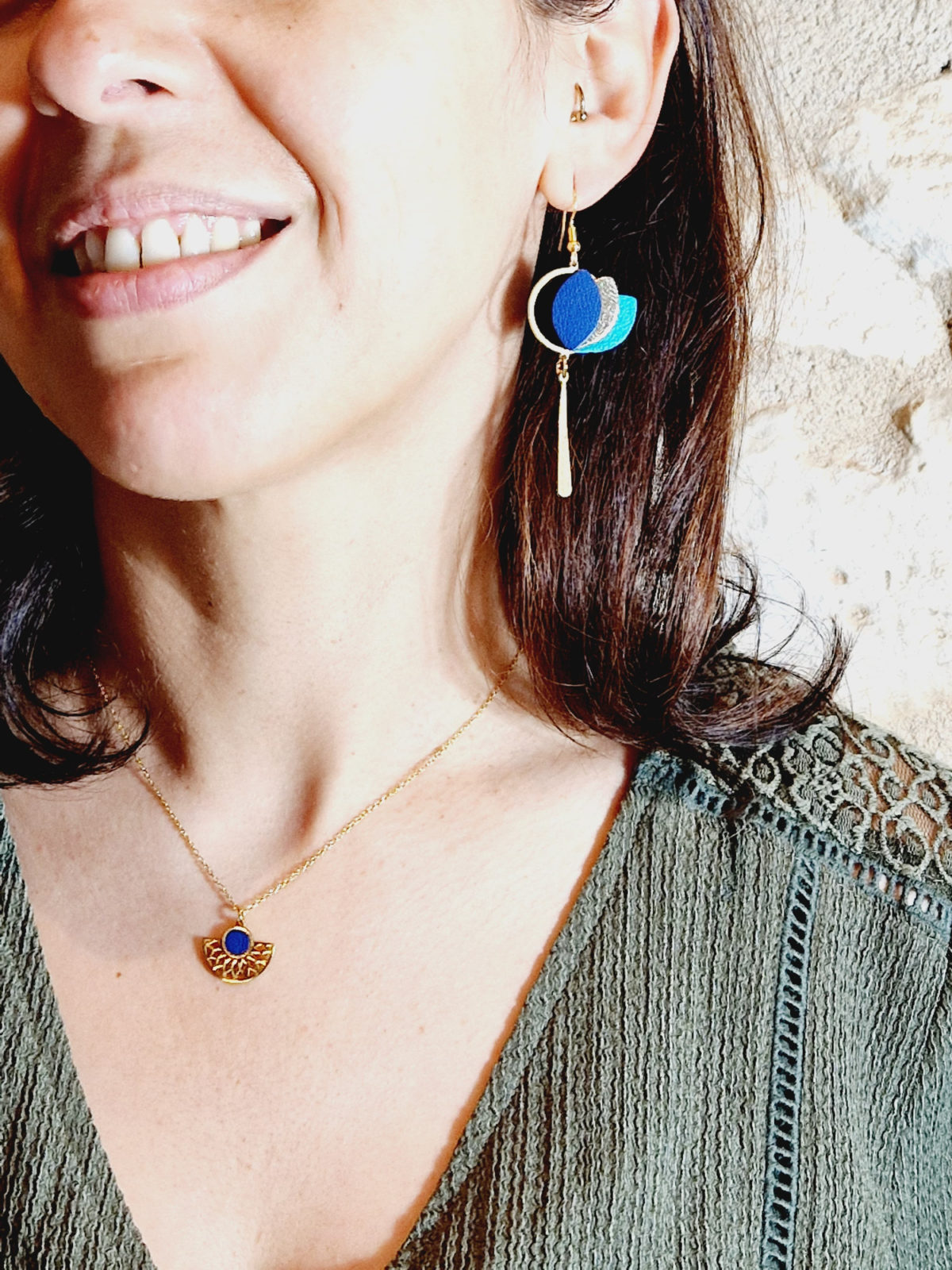 parure bijoux cuir collier et boucles d'oreilles pendantes en cuir bleu