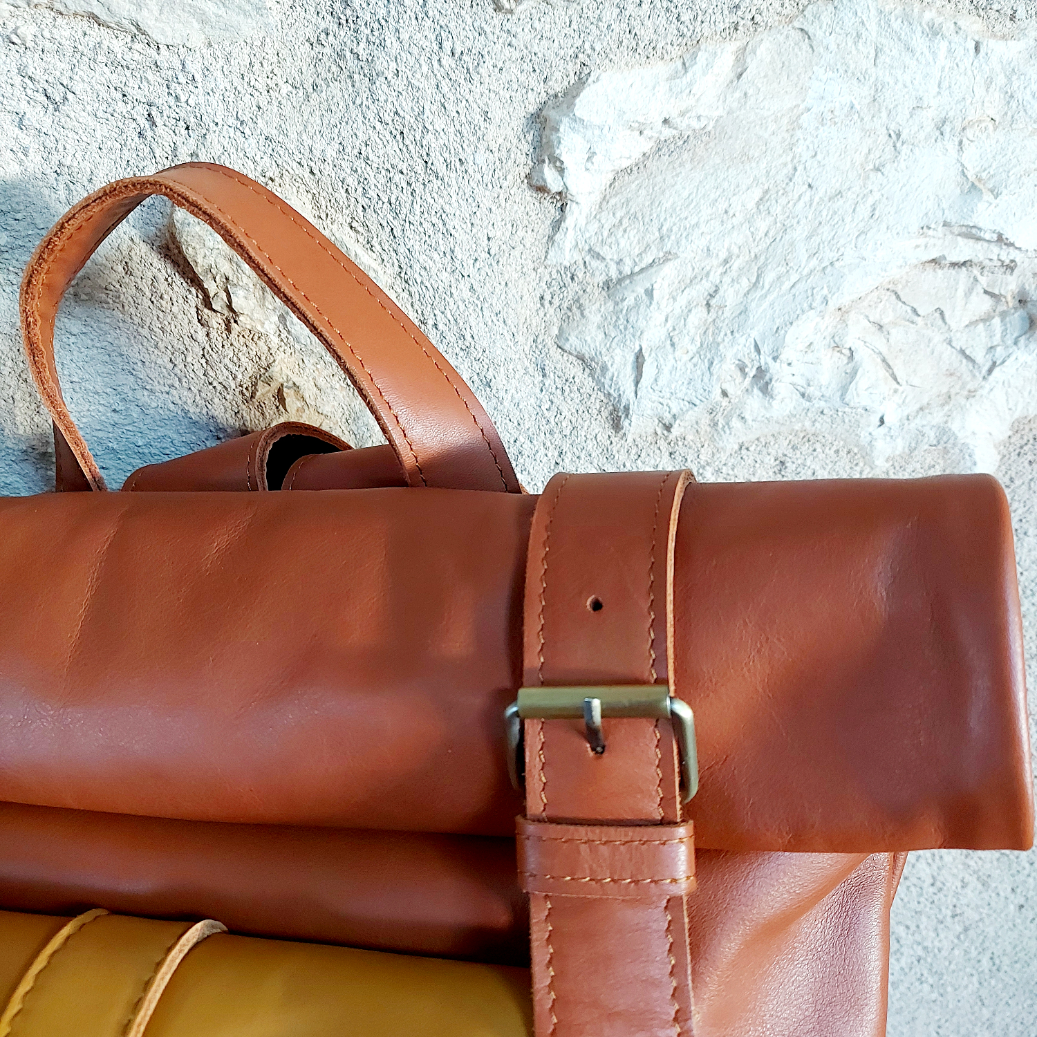 Sac à dos artisanal en cuir camel et jaune