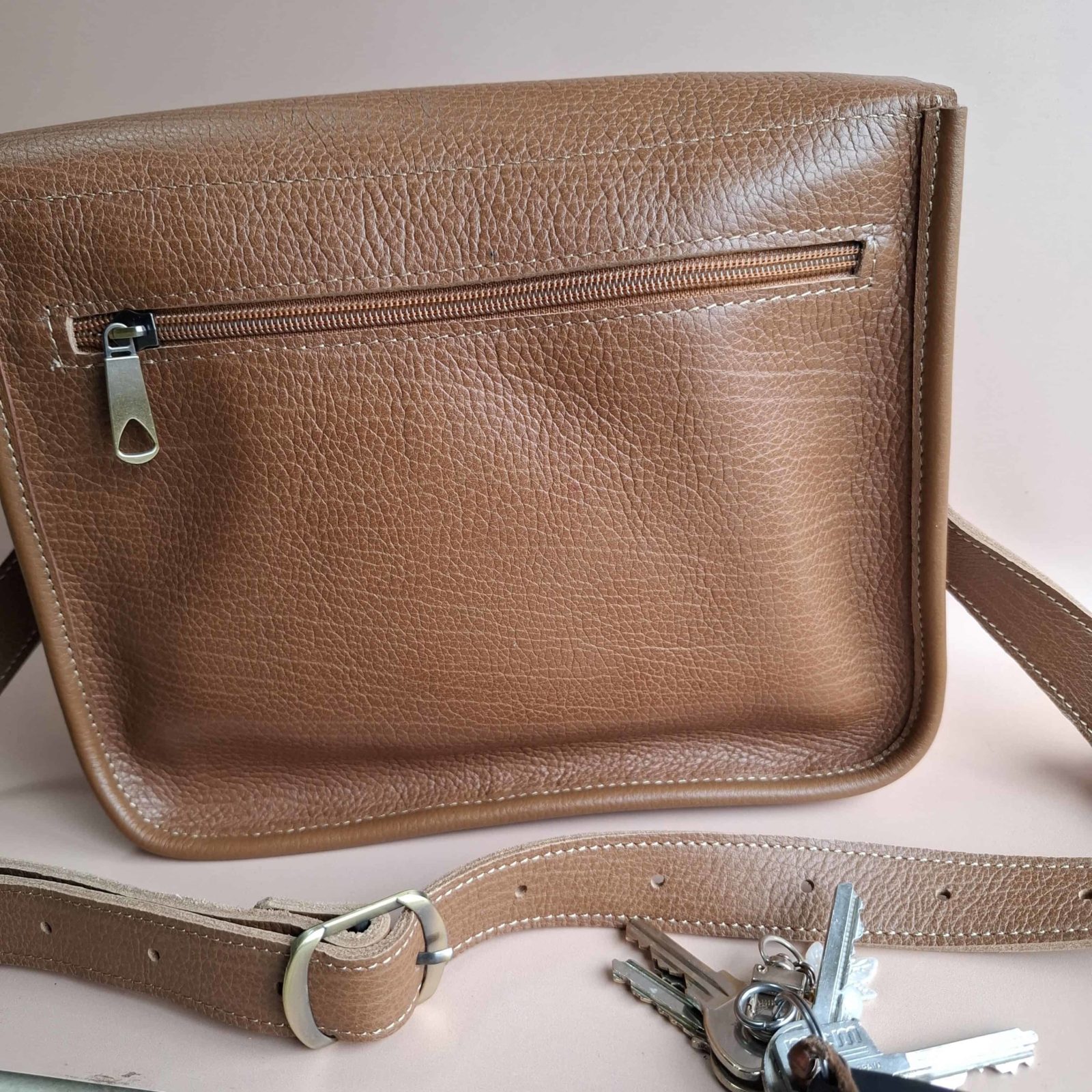 Sac vintage cuir grainé beige vu de dos